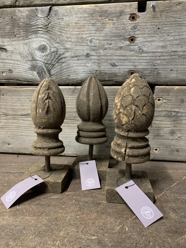 Ornament op statief hout