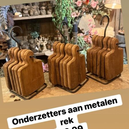 Onderzetters aan metalen rekje