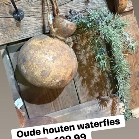Oude houten waterfles